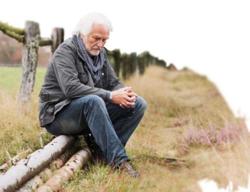 A kezeletlen halláskárosodás összefügg a depresszióval és az idősek társadalmi elszigetelődésével